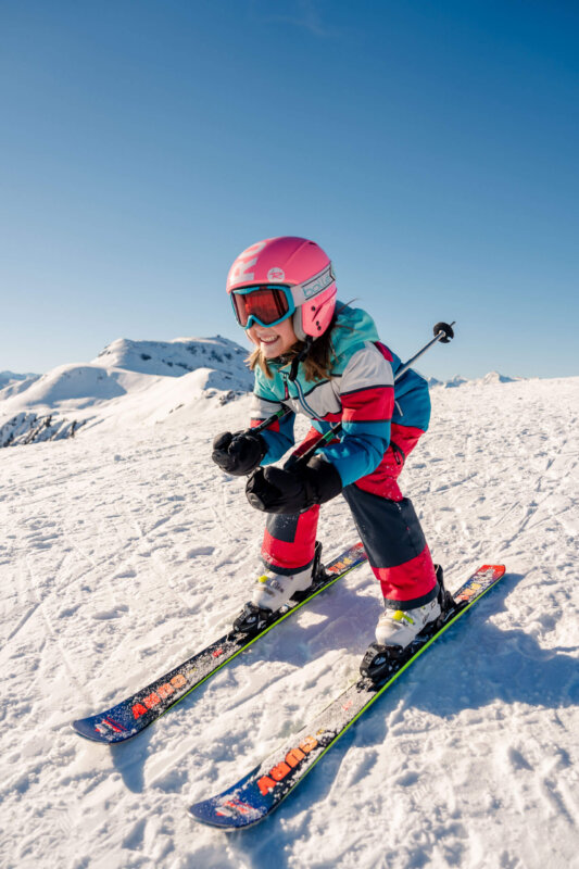 Glückliches Kind am Skifahren