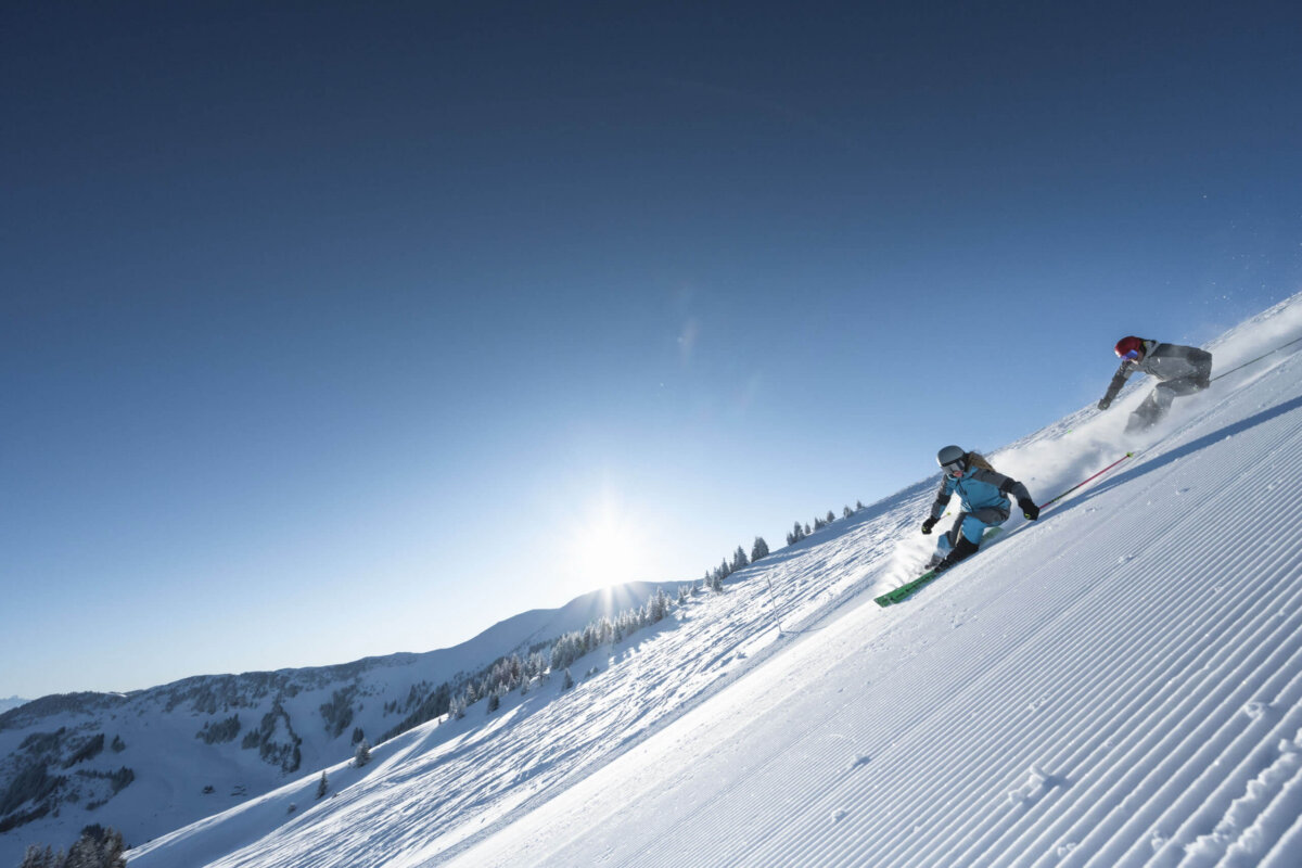 Skifahren auf einer steilen Piste