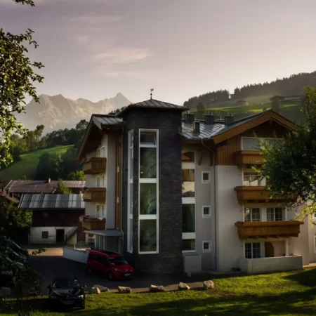 Apartmenthaus außen - Dämmerung