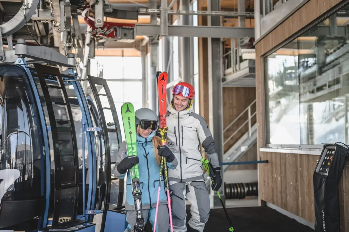 Skifahren - Ausstieg von einer Gondel